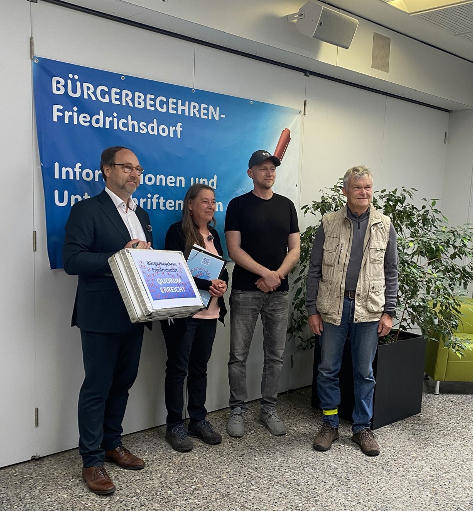 Übergabe der Unterschriften im Rathaus Friedrichsdorf: Vertrauensleute übergeben die Box mit 2.926 Unterschriften
